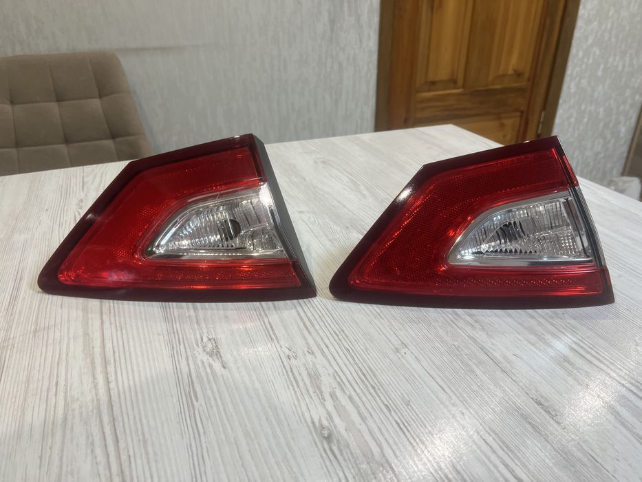 DS7313A603AD Ford Фонарь задний левый внутренний