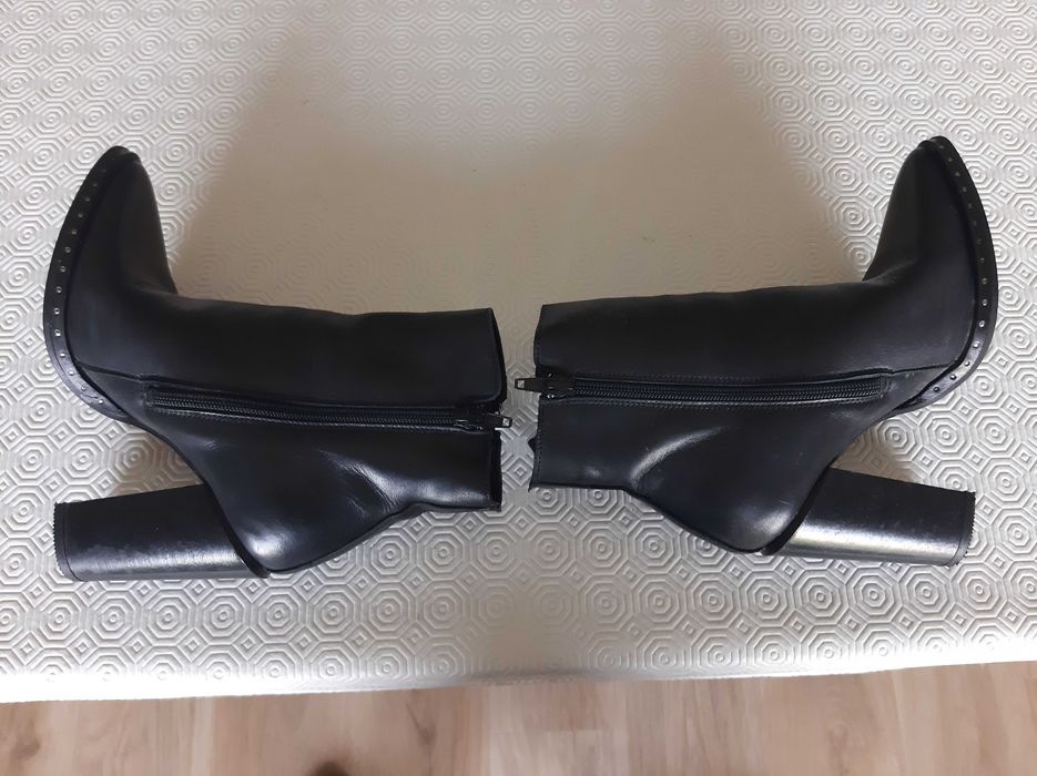 Botas pretas de senhora, com salto de 9cm, tamanho 35, estado novo