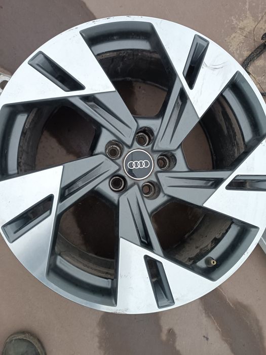 Розборка розбірка разборка Audi Etron етрон  двері крило капот бампер цапфа рейка підрамнік  блок батарея панорама четверть монітор торпеда діск