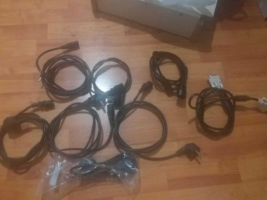 Кабель SATA и тюльпаны для подключения колонок. Силовые кабели