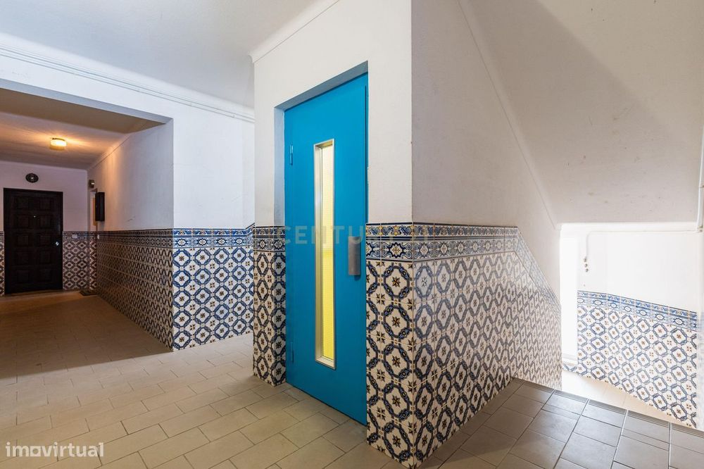 Apartamento T1 Mobilado || Elevador e Garagem || 1ª Linha da Praia do