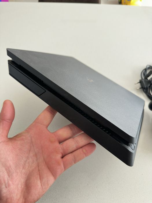 Playstation 4 Slim de 1TB + 2 comandos
