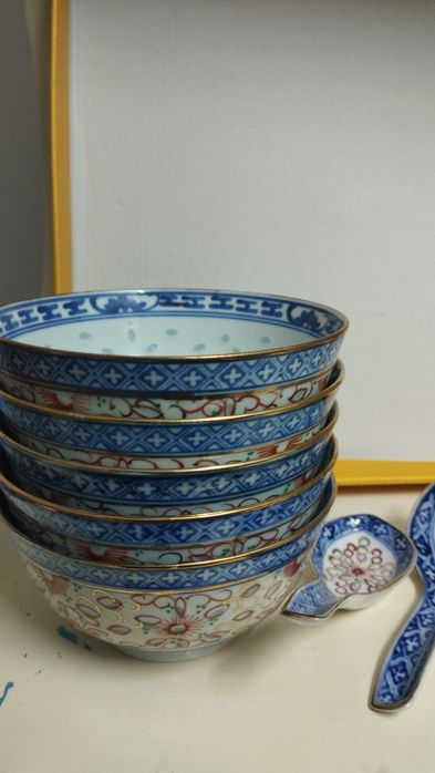 Taças pratos e colheres de porcelana chinesa