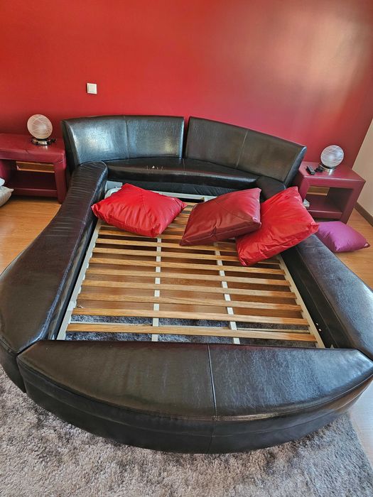 Cama oval com estrado