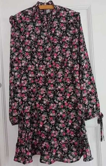 Sukienka z ozdobnymi falbankami