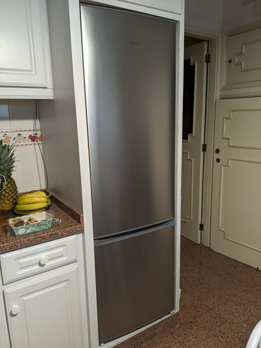 Frigorífico combinado Comfee 262 litros como novo