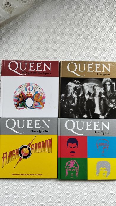 Vinte e Quatro CD'S "QUEEN" com Livro  de Biografia.