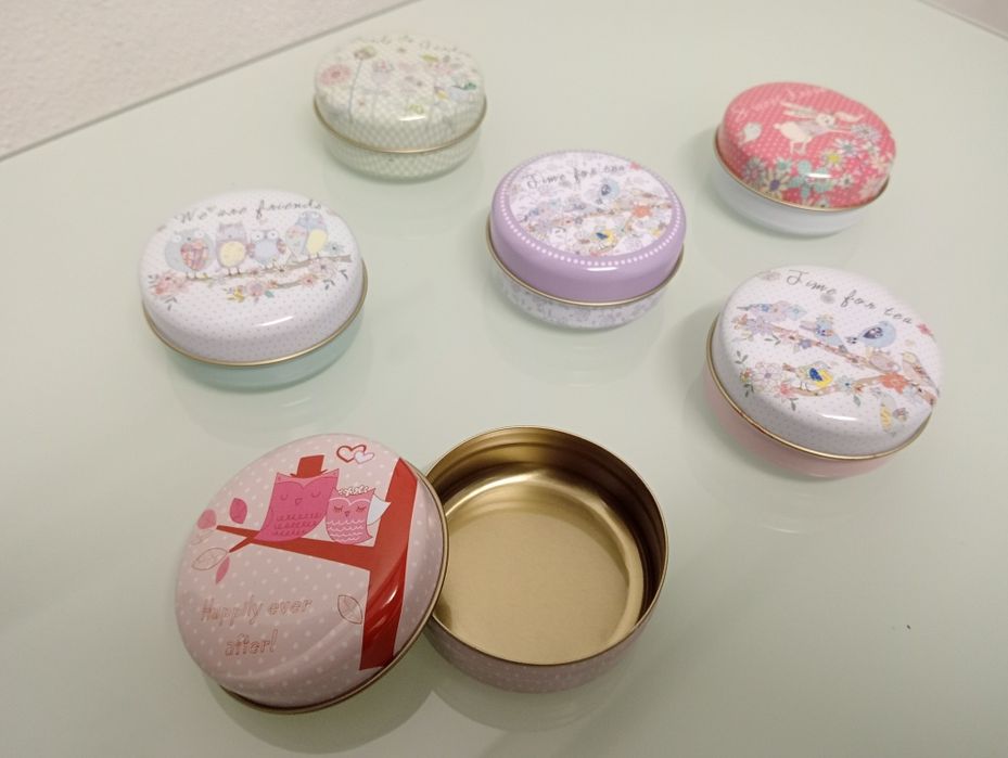 Colecção de latinhas de metal