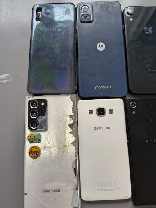 Sprzedaję CZĘŚCI do takich telefonów wyświetlacze uszkodzone