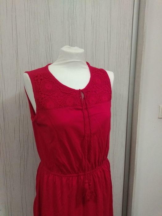 Czerwona sukienka długa na lato.
Wiązana pod szyją, z gumeczką w pasie