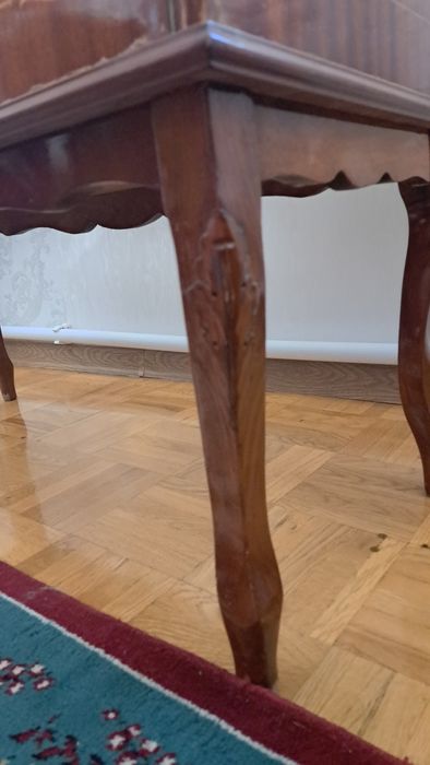 Кровать. Тумбочка. Зеркала.