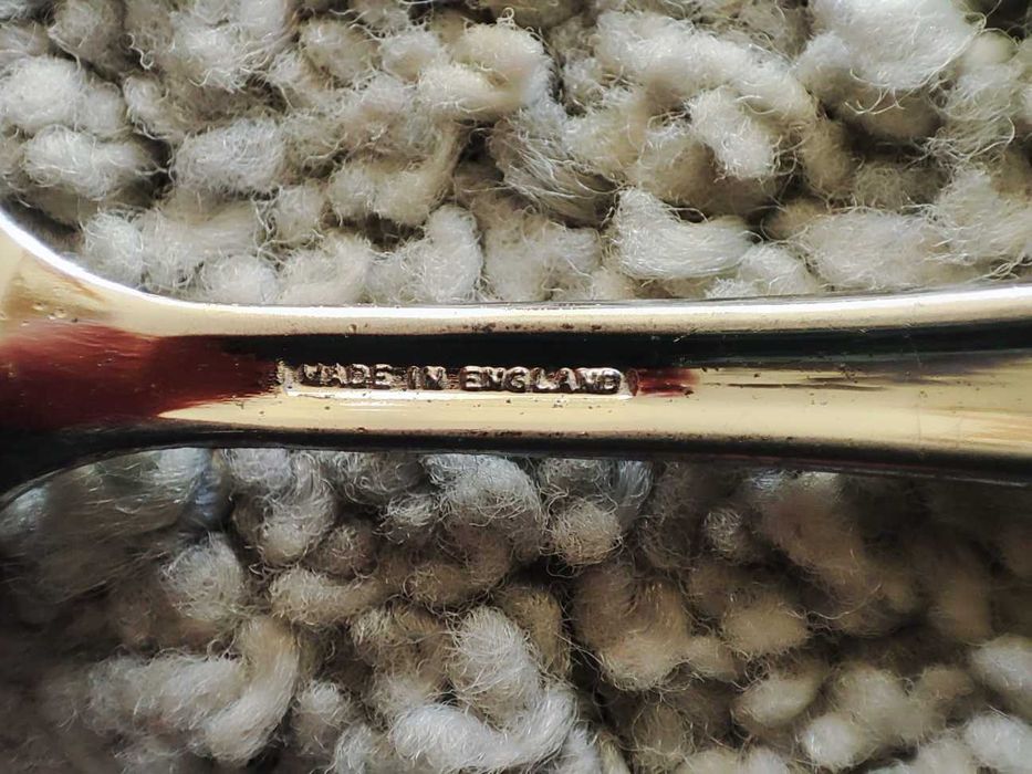 Elegante Manteigueira/Prato de Caviar em Formato de Concha