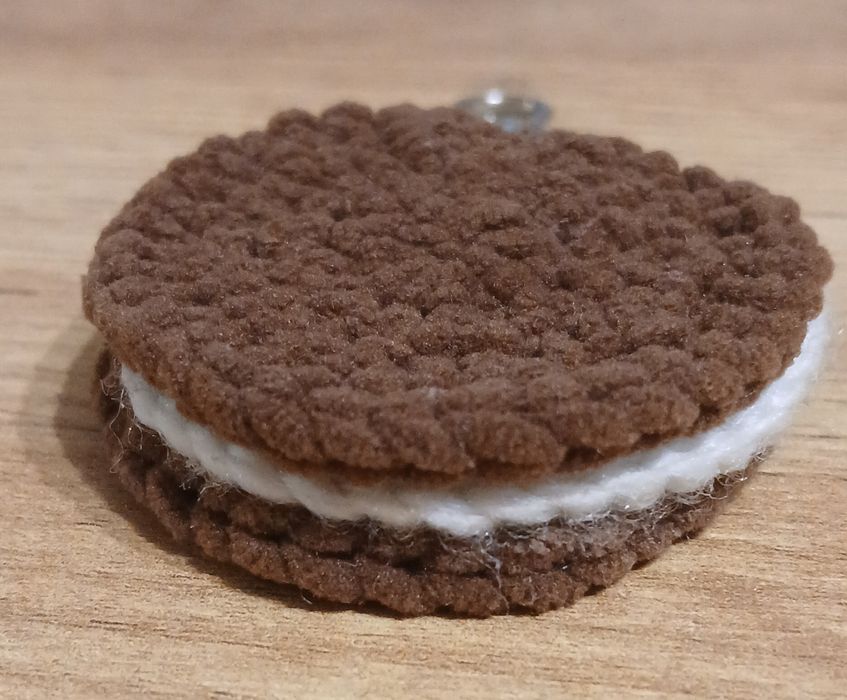 Oreo brelok zrobiony na szydełku