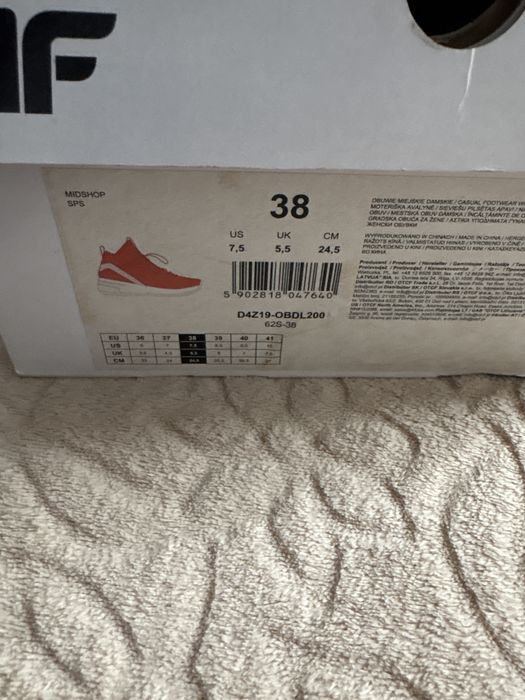 Buty spotrowe 4f. Nowe rozmiar 38.