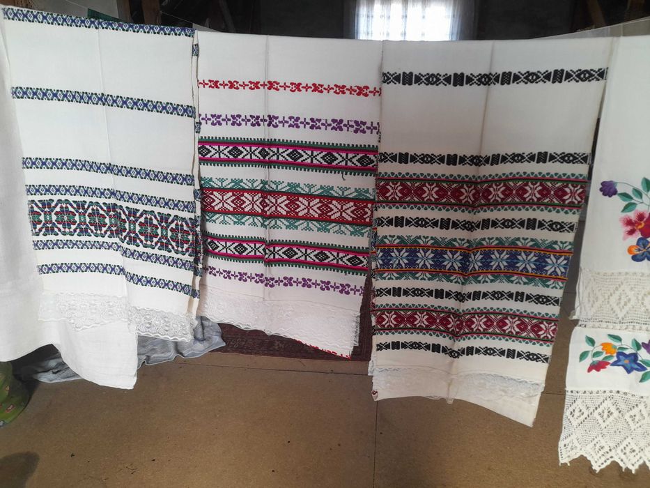 Рушники вишиті?доріжки домотканні