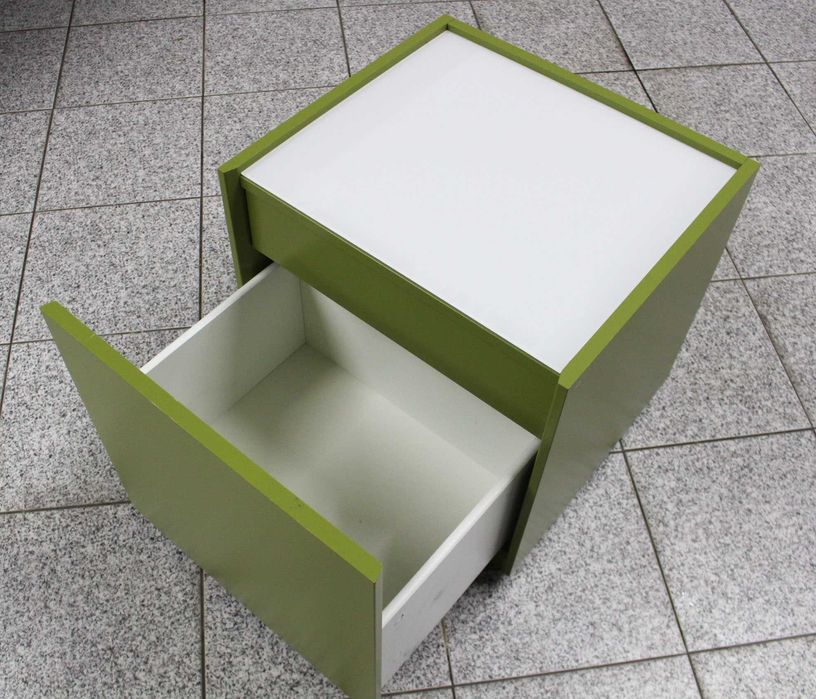 Mesa de cabeceira com tampo em vidro