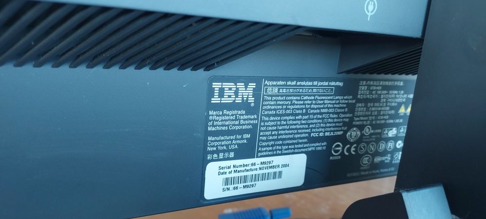 Monitor IBM 19 polegadas, formato 4:3.