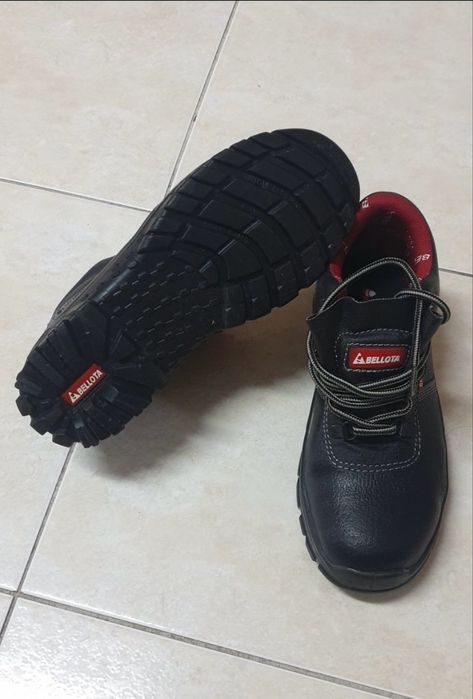 Vendo botas de viqueira de aço novas numero 38 .