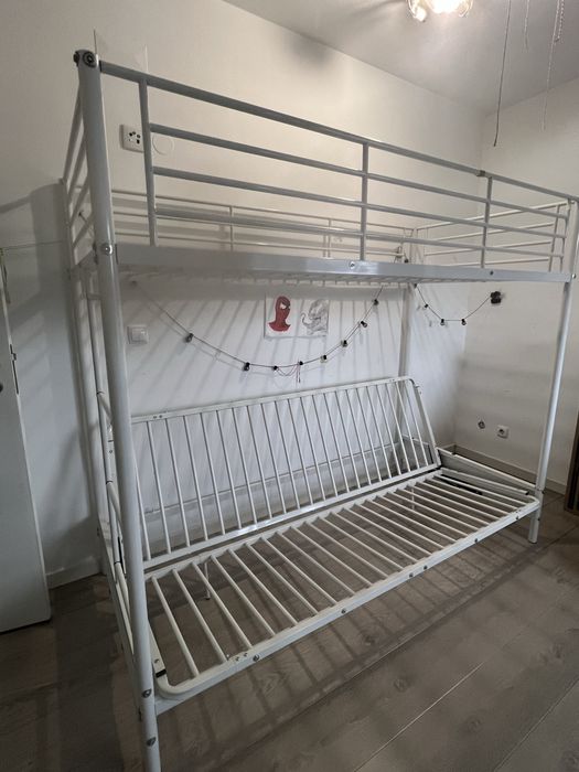 Cama mezzanine 90x190 cm com sofá convertível em metal branco.  Tamanho (colchão):  90 x 190 cm Número de lugares:  1 lugar Sem colchão Com estrado.