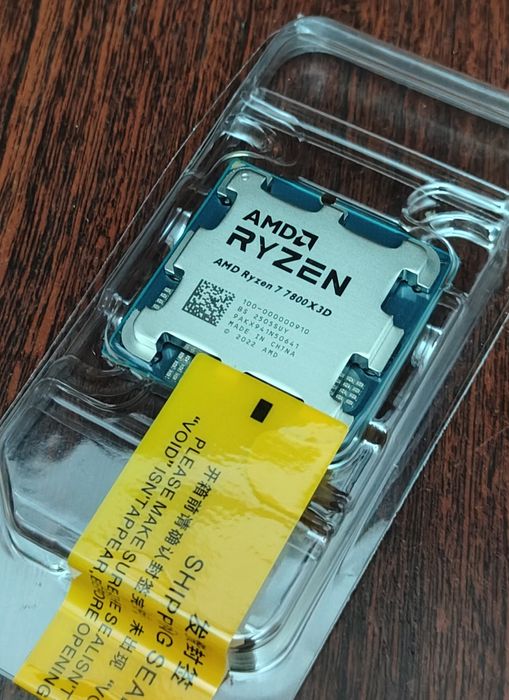 AMD Ryzen 7 7800X3D новий
