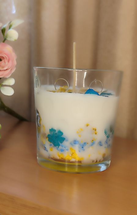 Свічка в стакані