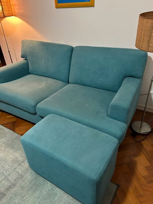 2 sofás e banco repousa pés