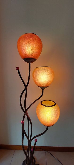 Candeeiro de pé alto do gato preto