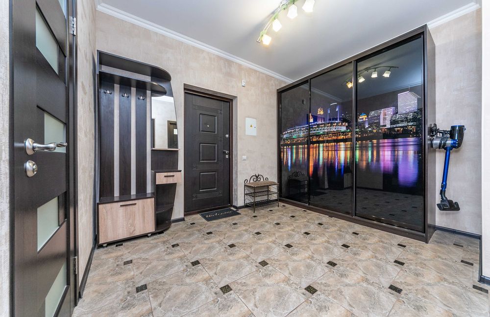 Комфорт і зручність. При відключенні світла - ліфти працюють, вода є.