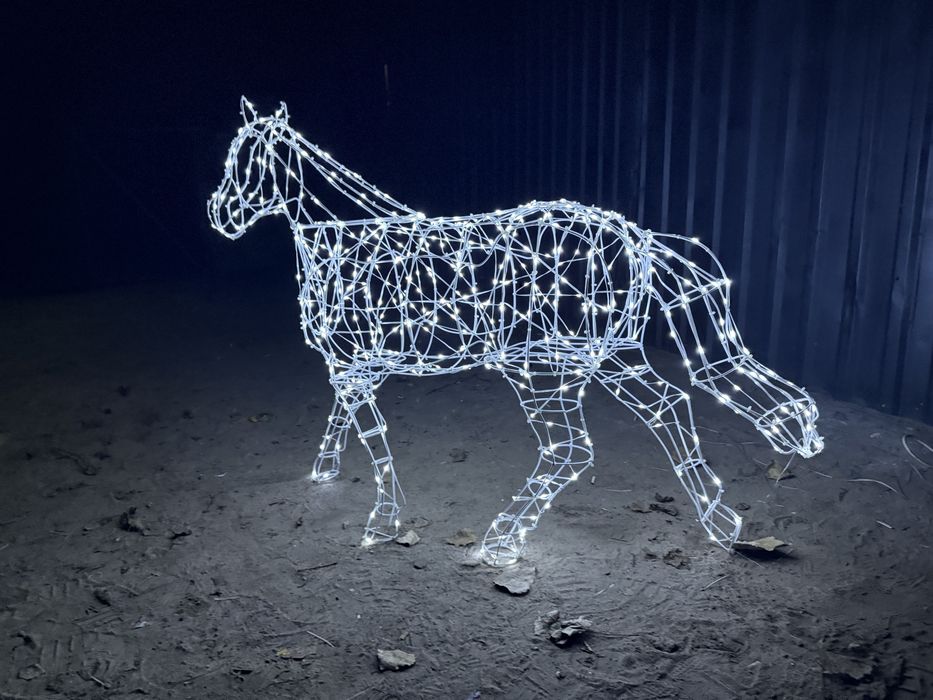 Кінь, фігура новорічна. Олень новорічний, сани, яскраві подарунки