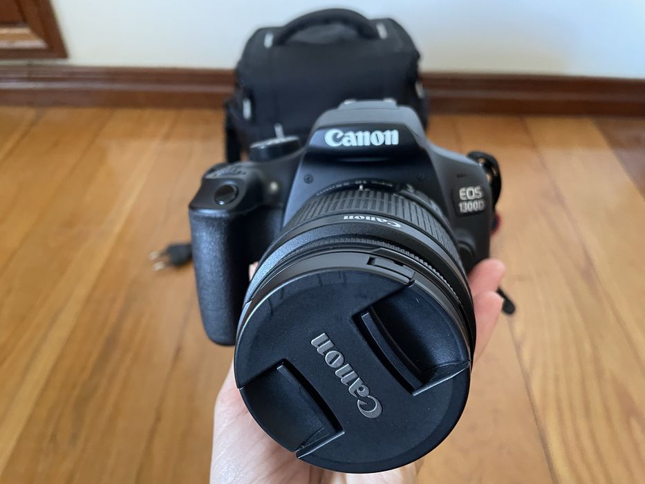 Máquina fotográfica Canon EOS 1300D com lente EFS 18-55mm