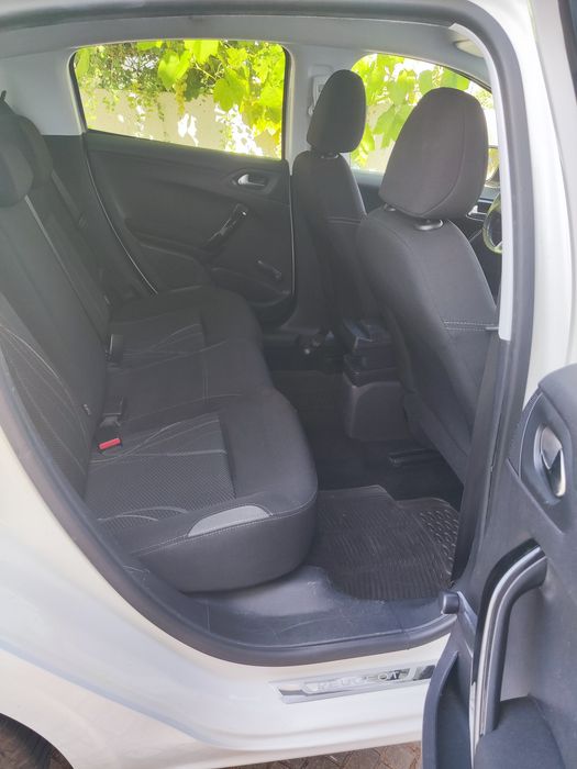 Peugeot 208  econômico