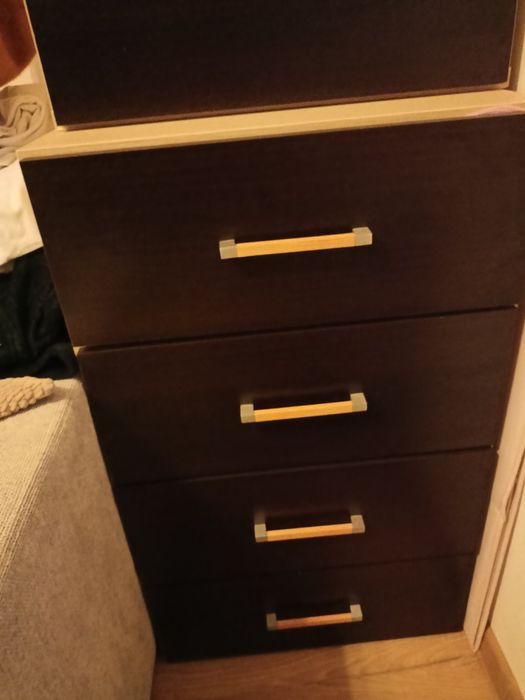 Zestaw mebli, szafa, komody.