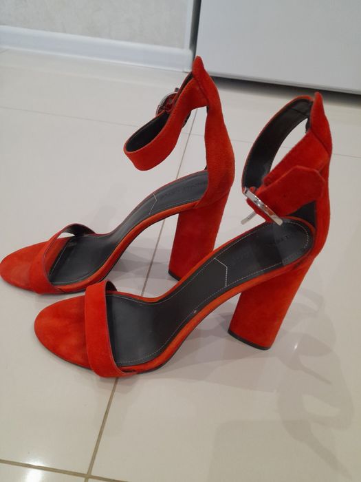 Фірменні  жіночі босоніжки  .