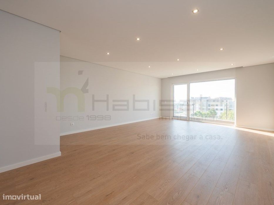 3-Bedroom Apartment with Excellent Finishes and Private Parking Box Near the Beach
