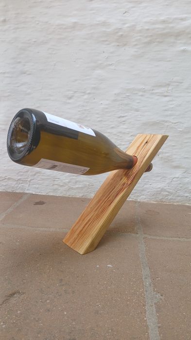 Suporte flutuante para garrafas de vinho.