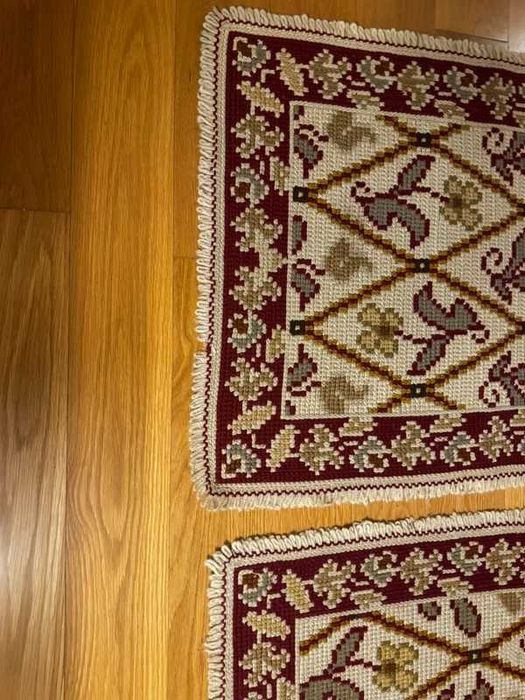Conjunto 3 Tapetes de Arraiolos em Lã Feitos à Mão – Bordeaux