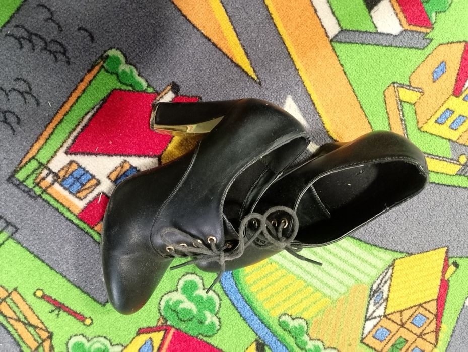 Віддам взуття за 100 грн усе, що на фото 37 розмір підходить