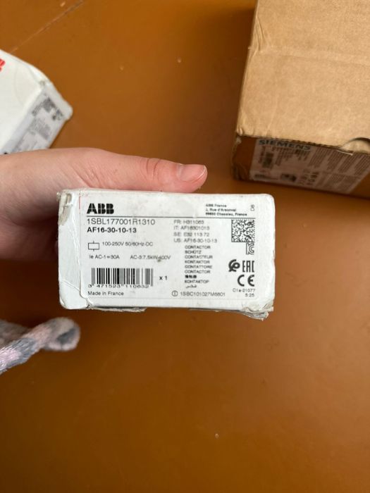 электромагнитный контактор магнитный пускатель  компании ABB, модель AF16-30-10-13.