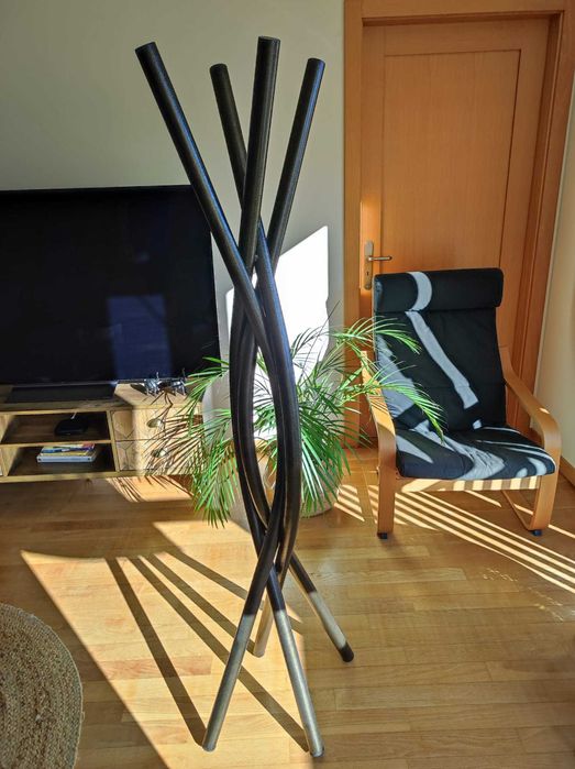 Bengaleiro de pé de metal preto com brilho dourado