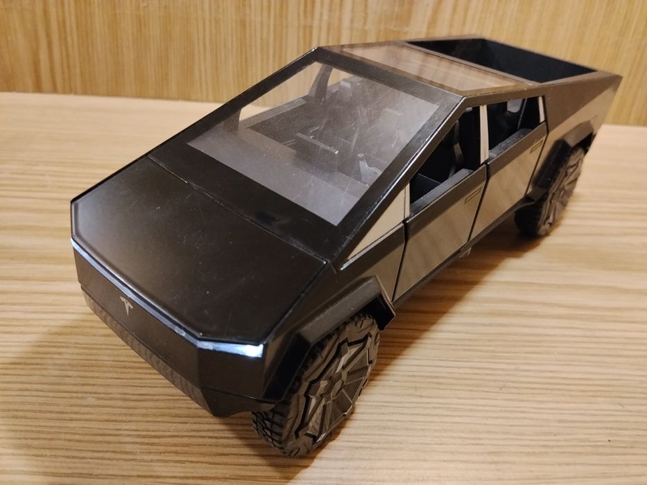 Модель Tesla Cybertruck 1:24 Автопром металл свет звук инерция Тесла