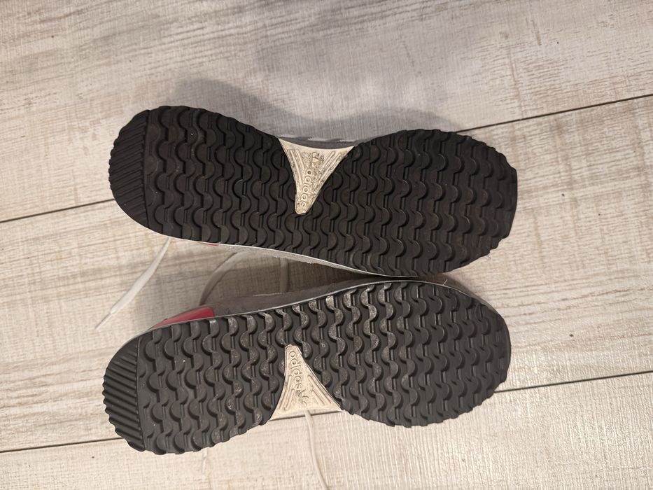 Кросівки від бренду Adidas