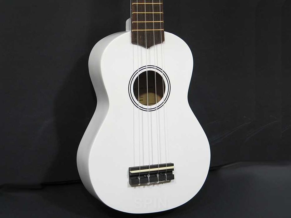 Białe ukulele sopranowe z drewna od Harleya