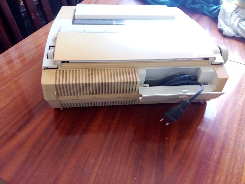 Máquina de escrever eléctrica, em bom estado.