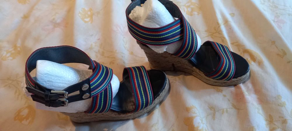 Sandálias de tiras coloridas - 36 - PROF