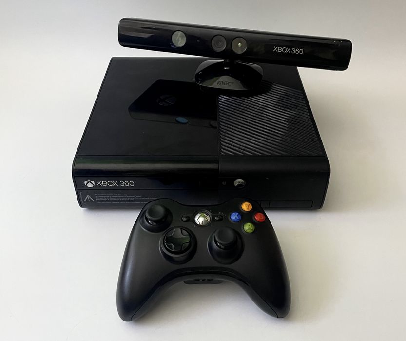 Konsola Microsoft Xbox 360 E 250GB z padem,grą oraz Kinectem – sprawna
