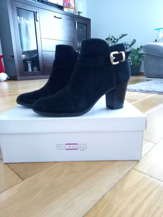 Skórzane botki na słupku.