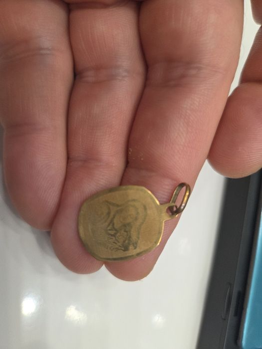 Złoty medalik  Matka Boska