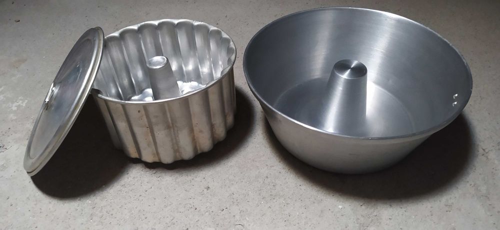 Forma de bolo e outra de pudim
