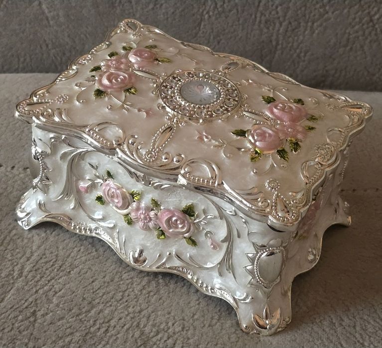 Szkatułka metalowa bogatozdobiona na biżuterię w stylu Faberge Paris.