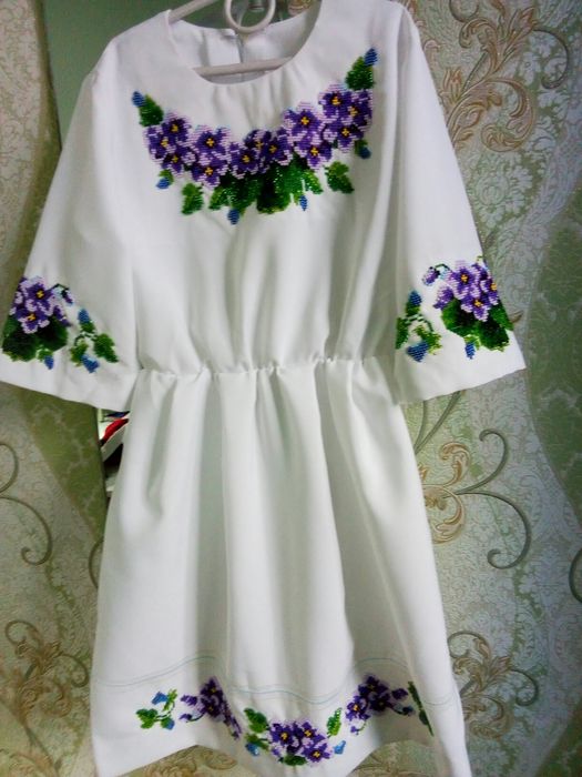 Плаття вишите бісером.